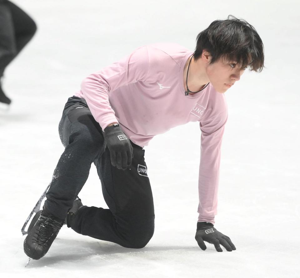 　練習用のリンクで着氷に失敗した宇野昌磨（撮影・堀内翔）