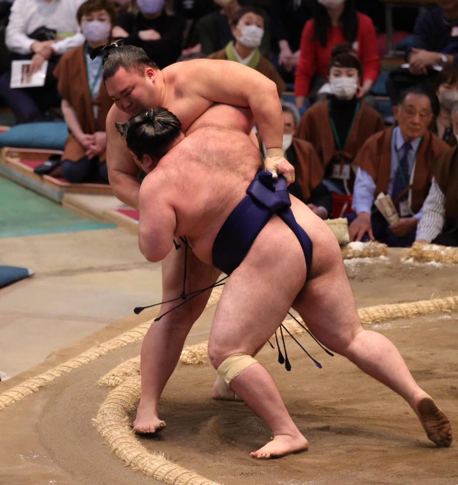 　上手投げで豪ノ山を破った朝乃山（撮影・坂部計介）