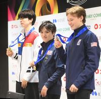 首位発進の宇野昌磨（中央）、右は２位のマリニン、左は３位のチャ・ジュンファン（撮影・堀内翔）