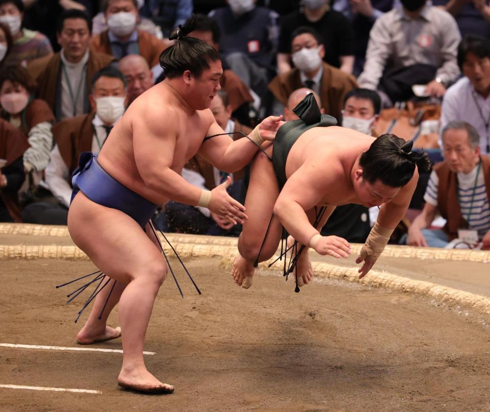 上手出し投げで翠富士（右）を下した若隆景（撮影・坂部計介）