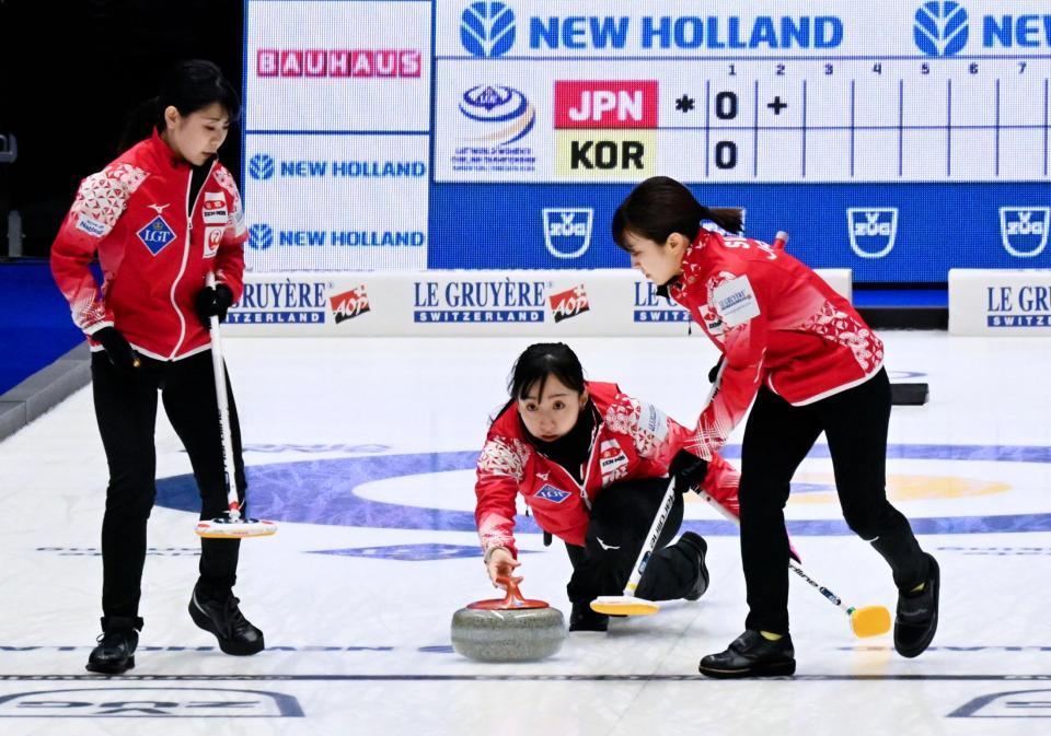 １次リーグの韓国戦でショットを放つ藤沢（中央）＝サンドビーケン