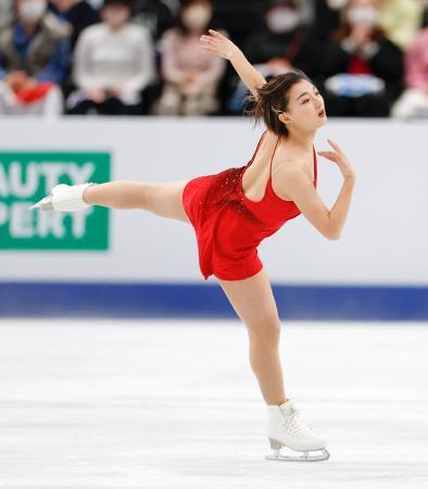 　フィギュアスケートの世界選手権女子フリーで演技する坂本花織。全種目を通じて日本勢初の２連覇を果たした＝２４日、さいたまスーパーアリーナ