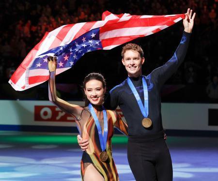　アイスダンスで優勝したマディソン・チョック（左）、エバン・ベーツ組＝さいたまスーパーアリーナ