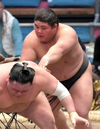 　荒篤山（手前）を押す落合（撮影・北村雅宏）