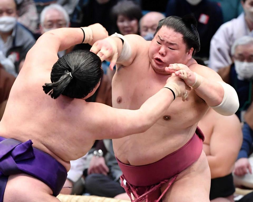 　明生（左）を攻める大栄翔