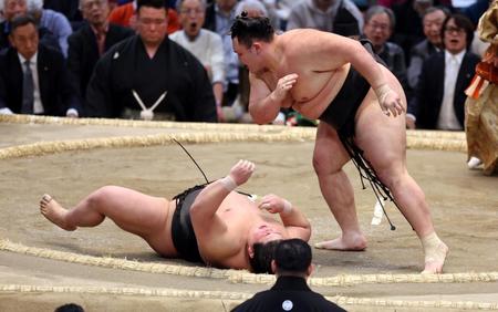 　朝乃山は落合を上手投げで下す（撮影・山口登）