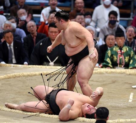 　朝乃山は落合を上手投げで下す（撮影・山口登）