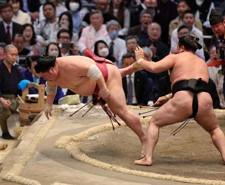 　霧馬山（右）は大栄翔を下し優勝決定戦に持ち込む（撮影・山口登）