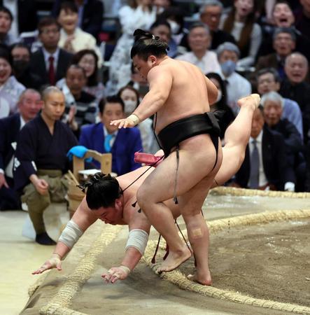 　霧馬山（右）は突き落としで大栄翔を下し初優勝を決める（撮影・山口登）