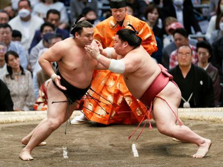 　優勝決定戦で大栄翔（右）と対戦する霧馬山。突き落としで破り、初優勝を決めた＝エディオンアリーナ大阪