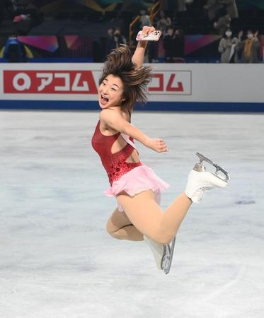 　フォトセッションを終えてジャンプする坂本花織（撮影・堀内翔）