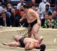 　朝乃山は落合を上手投げで下す（撮影・山口登）