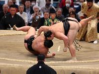 　朝乃山は落合を上手投げで下す（撮影・山口登）