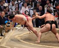 　霧馬山（右）は大栄翔を下し優勝決定戦に持ち込む（撮影・山口登）