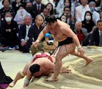 　霧馬山（右）は突き落としで大栄翔を下し初優勝を決める（撮影・山口登）
