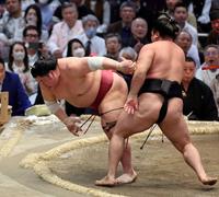 　霧馬山（右）は大栄翔を下し優勝決定戦に持ち込む（撮影・山口登）