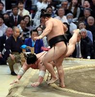 　霧馬山（右）は突き落としで大栄翔を下し初優勝を決める（撮影・山口登）