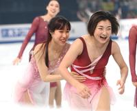 　フィナーレで場内一周をする三原舞依（左）と坂本花織（撮影・堀内翔）