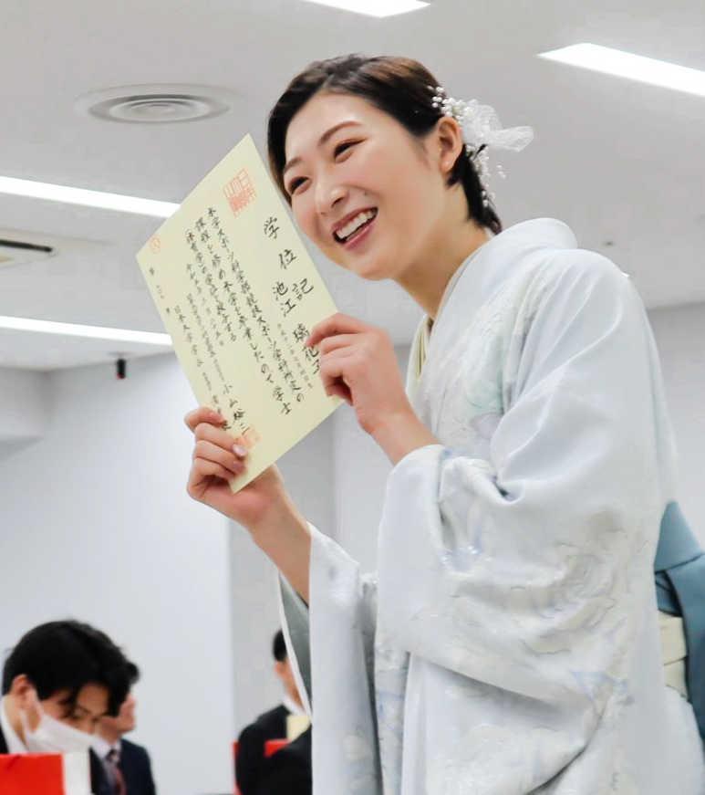 　学位記を授与され笑顔を見せる池江璃花子