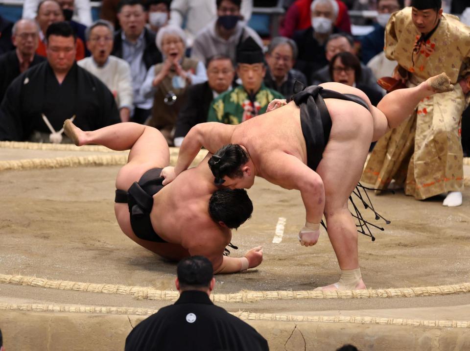 　朝乃山は落合を上手投げで下す（撮影・山口登）