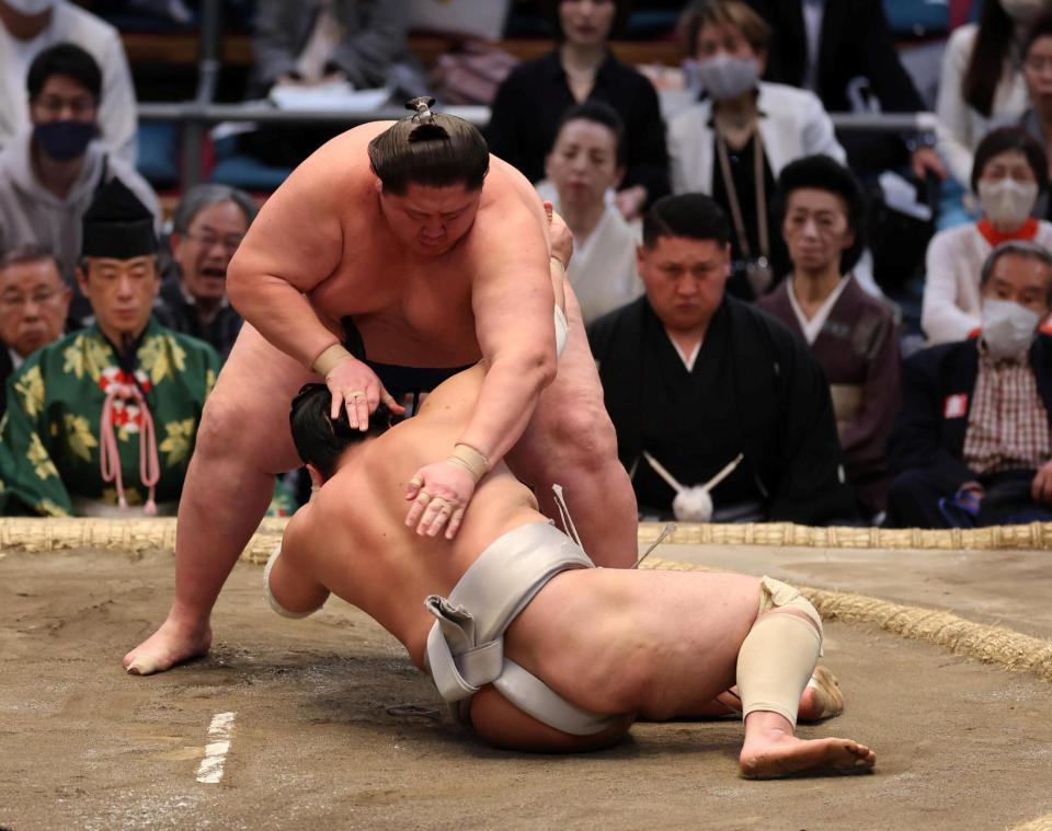 　逸ノ城は對馬洋を下し十両優勝を決める（撮影・山口登）