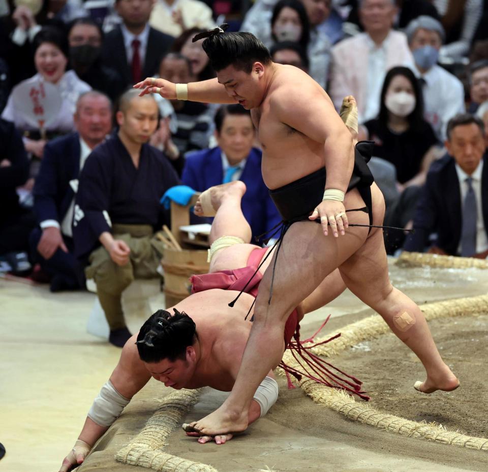 　霧馬山（右）は突き落としで大栄翔を下し初優勝を決める（撮影・山口登）