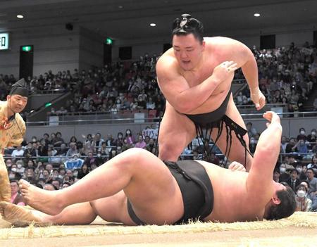 　落合を豪快に投げ捨てた朝乃山