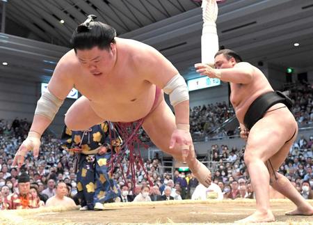 　本割で霧馬山（右）に敗れた大栄翔