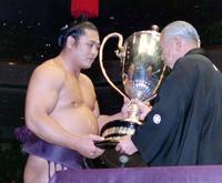　初優勝を飾り賜杯を受け取る霧島＝１９９１年１月