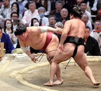 　霧馬山（右）は大栄翔を下し優勝決定戦に持ち込む