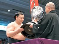 　優勝賜杯を手にする霧馬山（撮影・北村雅宏）