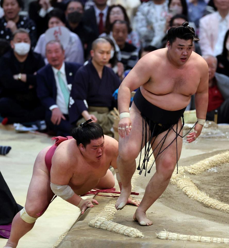 　霧馬山（右）は突き落としで大栄翔を下し初優勝を決める（撮影・山口登）