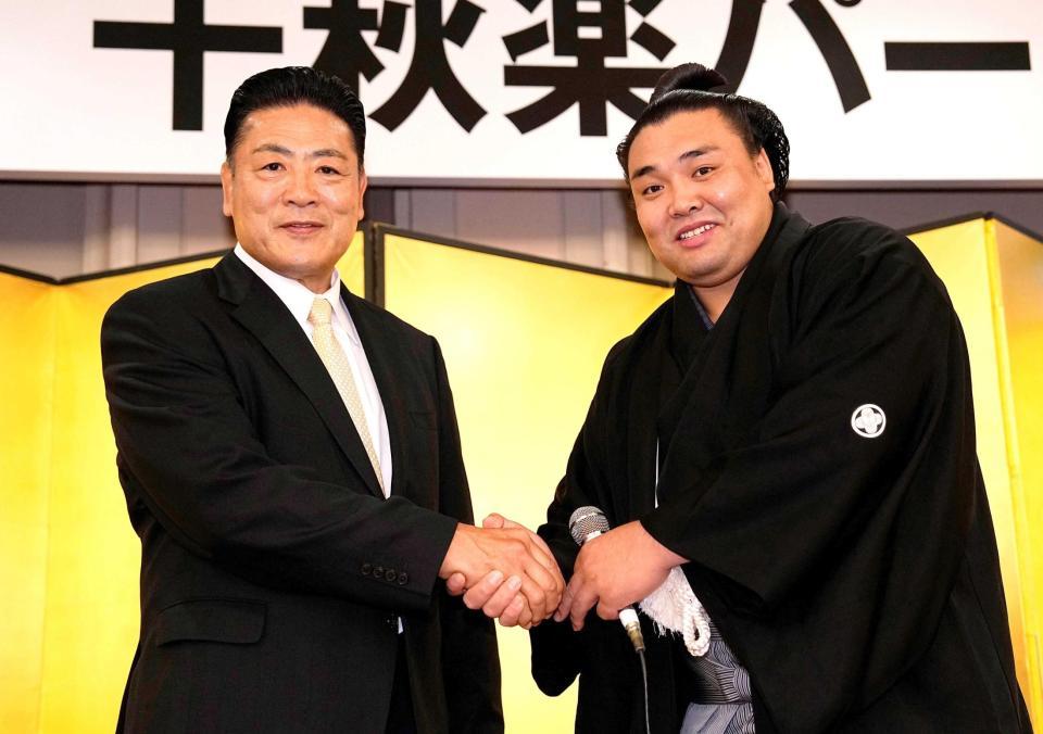 　霧馬山（右）を祝福する陸奥親方