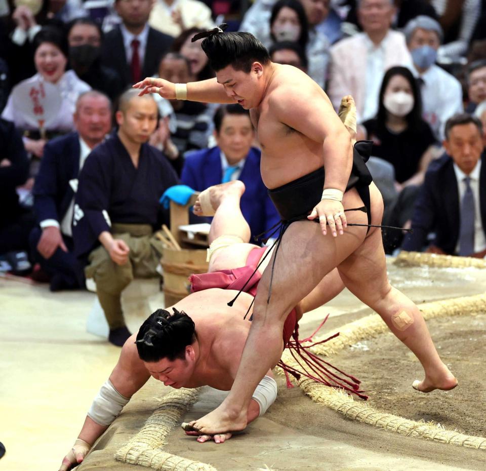 　霧馬山（右）は突き落としで大栄翔を下し初優勝を決める