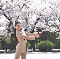 　建設予定地の桜の前でポーズをとる浅田真央さん（撮影・西岡正）