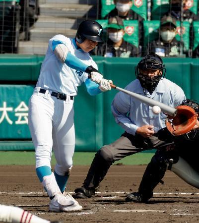 　作新学院-山梨学院　３回裏山梨学院２死満塁、岳原が中前に２点打を放つ＝甲子園