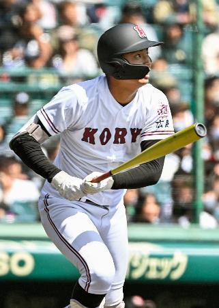 　専大松戸-広陵　４回裏広陵２死二塁、真鍋が中越えに適時二塁打を放つ＝甲子園