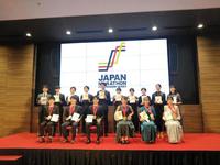 　表彰式に参加する（前列左から３番目の）其田健也、（前列左から４番目の）松田瑞生