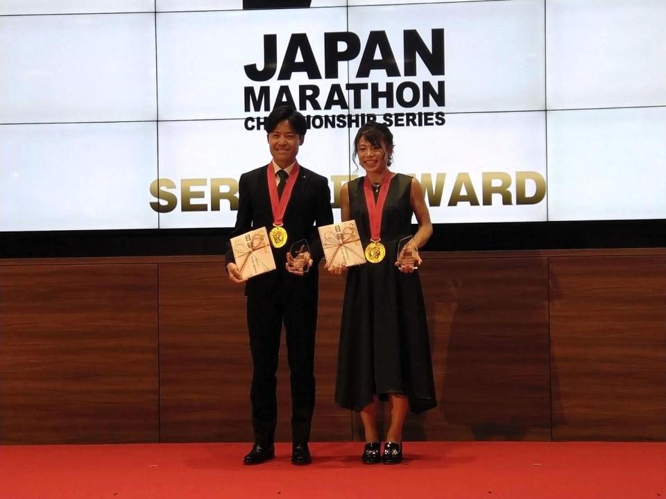 　表彰式に参加する（左から）其田健也、松田瑞生