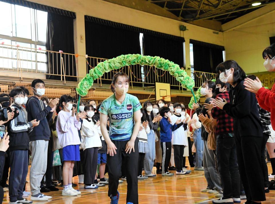 　児童からの熱烈オファーを受け、三鷹市立第六小学校を訪問した伊藤美誠