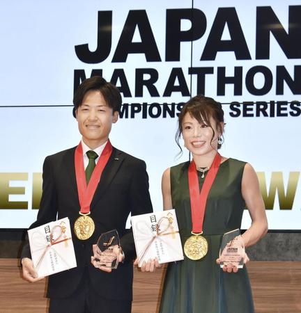 　マラソンの表彰式に出席した女子の松田瑞生（右）と男子の其田健也