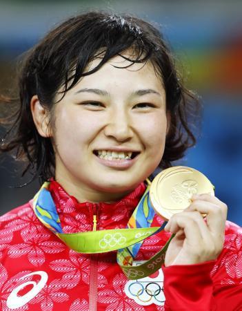 　２０１６年８月、リオデジャネイロ五輪レスリング女子６９キロ級で優勝し、金メダルを手に笑顔の土性沙羅（共同）