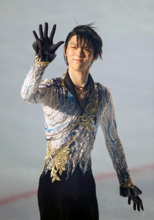 　アイスショー「スターズ・オン・アイス」で歓声に応える羽生結弦さん＝東和薬品ラクタブドーム