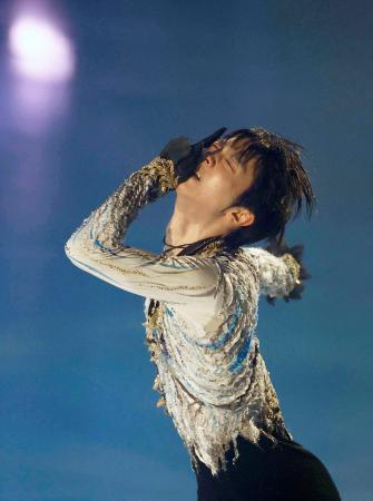 　アイスショー「スターズ・オン・アイス」で演技する羽生結弦さん＝東和薬品ラクタブドーム