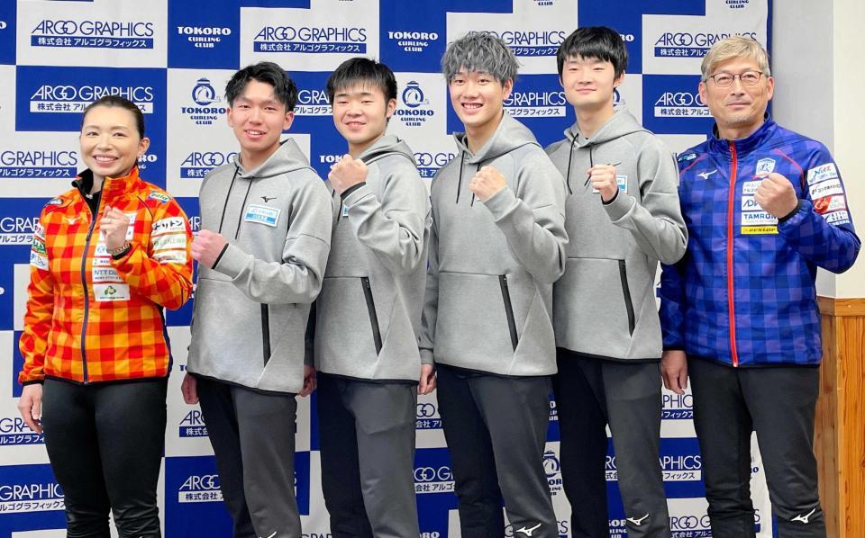 　本橋麻里代表理事（左端）とロコ・ドラーゴのメンバー（ロコ・ソラーレ提供）