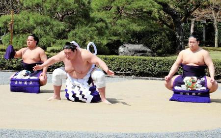 　伊勢神宮で土俵入りを奉納する横綱照ノ富士（中央、左は太刀持ちの翠富士、右は露払いの錦富士）