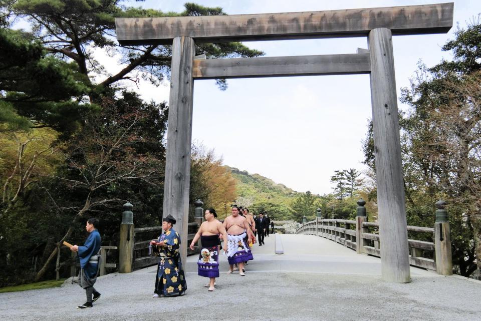 　伊勢神宮で奉納土俵入りに向かう横綱照ノ富士（左から４人目）ら