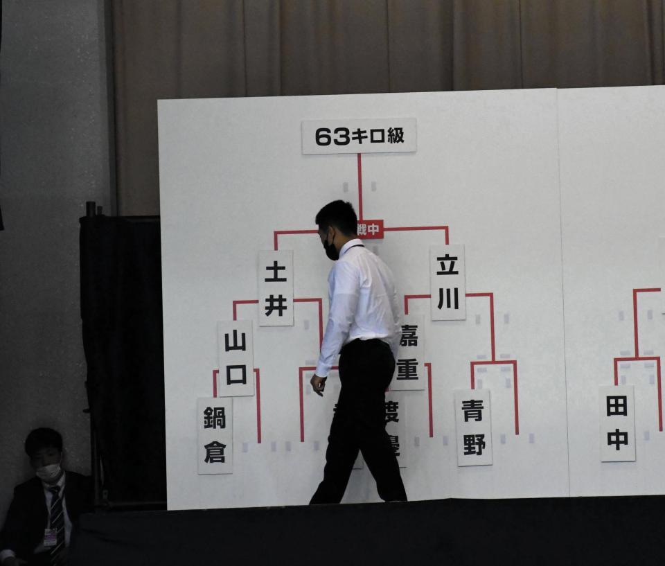 　女子６３キロ級の準決勝で誤審が認められ、大会スタッフが場内のトーナメント表で立川桃のプレートを決勝に上げる