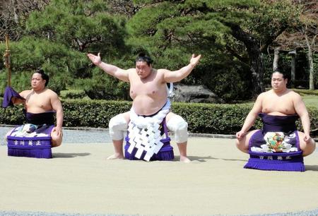 　伊勢神宮で土俵入りを奉納する横綱照ノ富士（中央、左は太刀持ちの翠富士、右は露払いの錦富士）