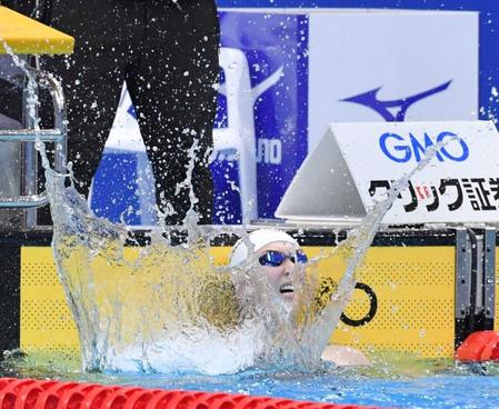 　女子１００メートルバタフライで優勝し水面をたたいて喜ぶ池江璃花子（撮影・佐々木彰尚）